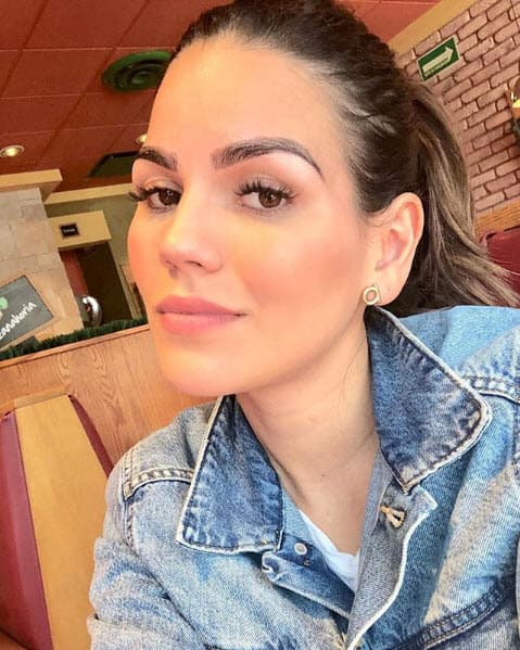 Karina confesó en El Gordo y La Flaca que cuando tenía 20 años se 
<a href="https://www.univision.com/shows/el-gordo-y-la-flaca/karina-banda-revela-que-operarse-las-orejas-es-lo-mejor-que-ha-hecho-en-su-vida-video">sometió a una otoplastia</a>.