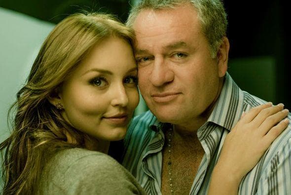 <b><a href="http://www.univision.com/temas/angelique-boyer">Angelique</a></b> y 
<b>José</b> se enamoraron mientras grababan 'Teresa', esto en el año 2010, esta pareja fue muy señalada por la diferencia de edades, pero no les importó y siguieron su curso.