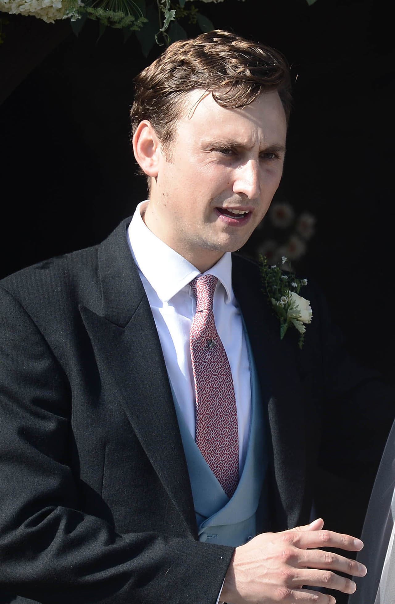 Charles van Straubenzee es un empresario y ejecutivo de inversiones, que fue 'ujier' en la boda de los duques, es padrino de bautizo de Archie, y Harry lo fue de la boda de su amigo con Daisy Jenks, en 2018.