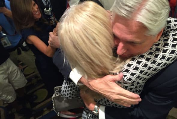 En una de las elecciones más reñidas y anticipadas, los candidatos republicano Doug Ducey y el demócrata Fred Duval esperan los resultados.  