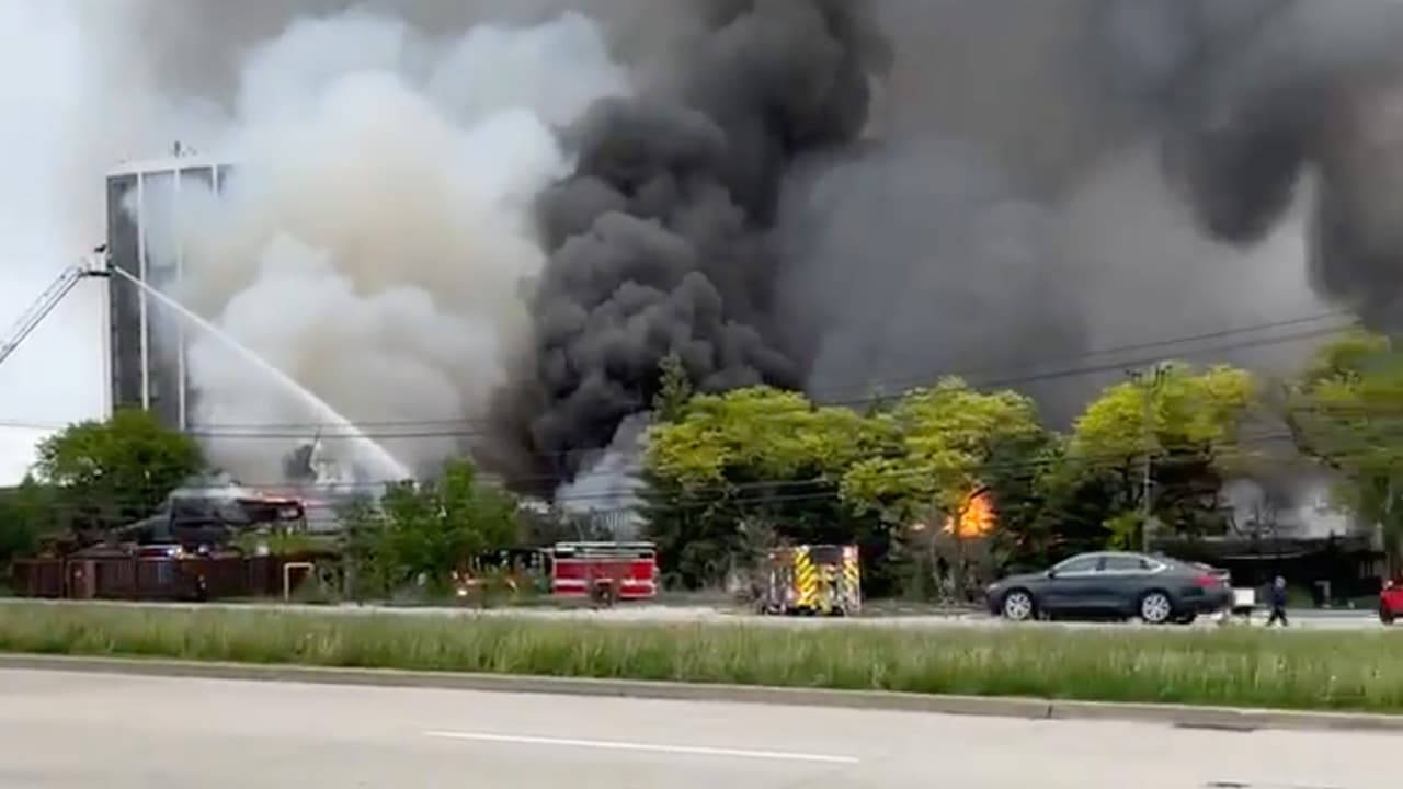 Incendio masivo consume centro vacacional abandonado en St. Charles