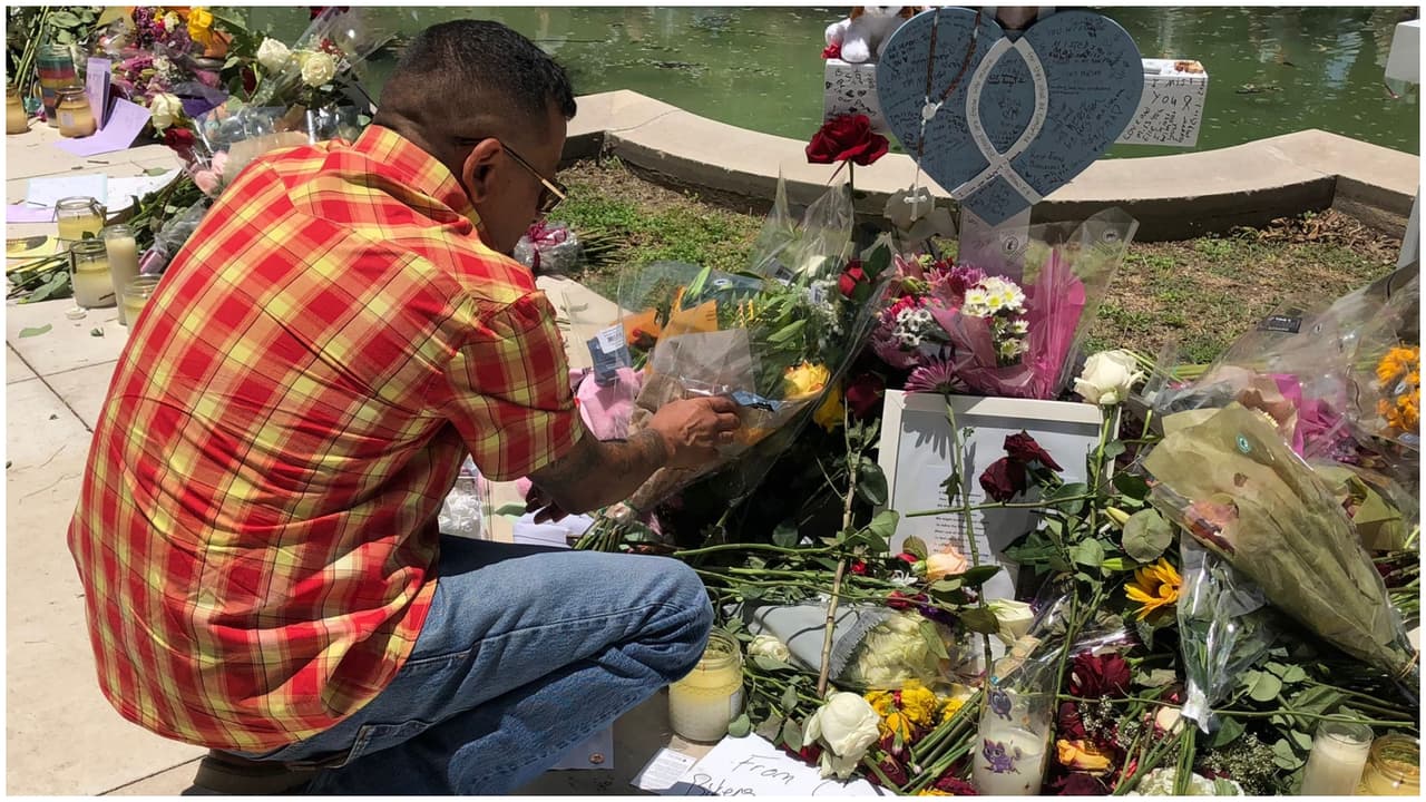 Pablo Ortiz, primo del padre de la niña, visitando la cruz que lleva el nombre de Eliahana en el Town Square en Uvalde.