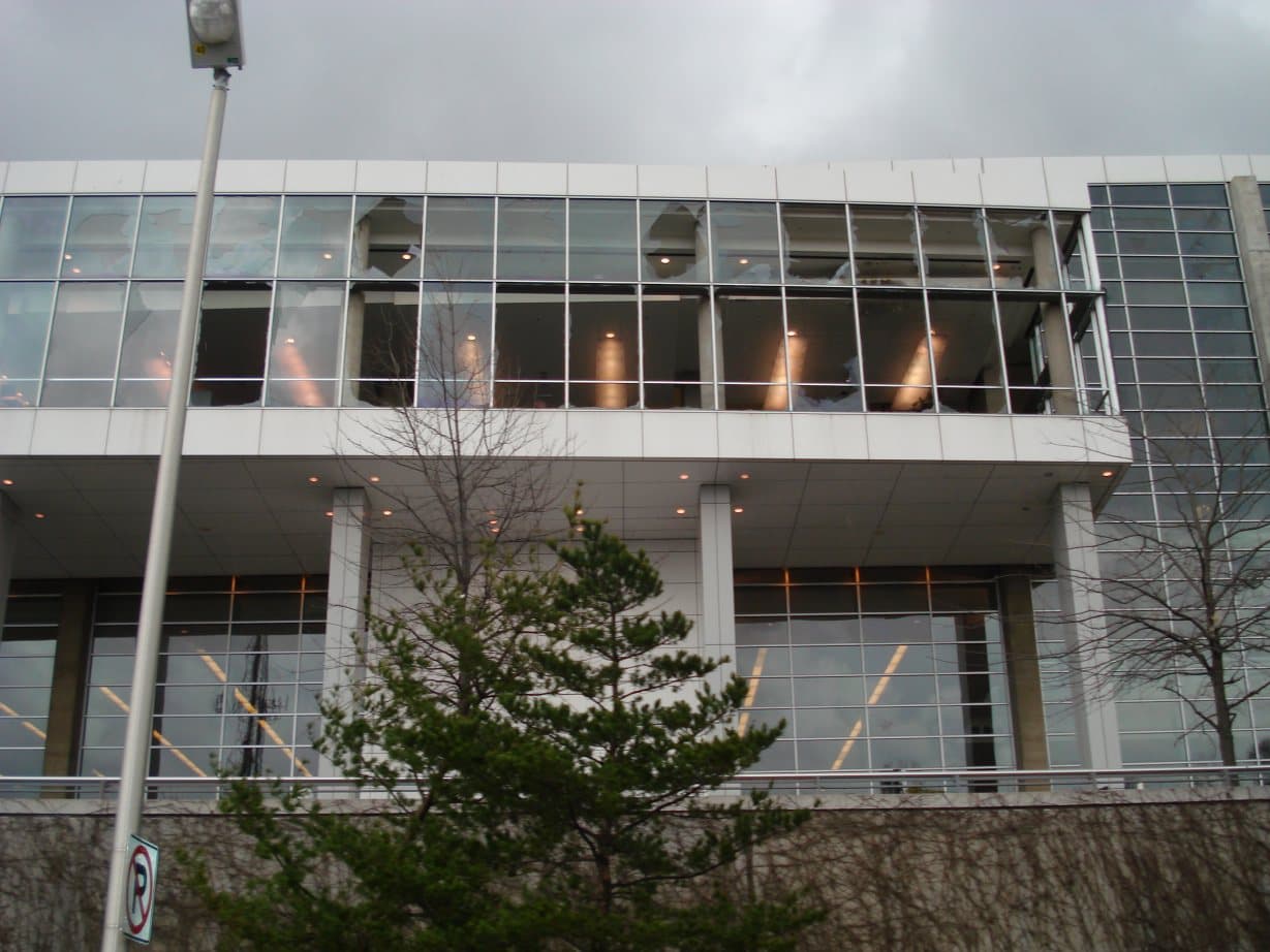 Ventanas rotas en el World Congress Center.