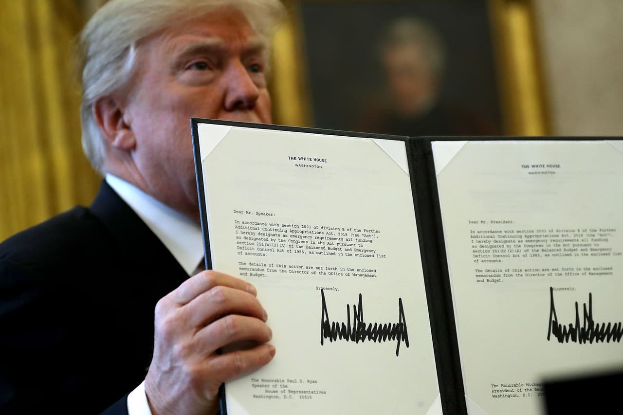 <b>Primera (y única) ley. </b>Trump firmó el 22 de diciembre 
<b><a href="https://www.univision.com/noticias/politica/el-congreso-da-el-visto-bueno-final-a-la-reforma-de-impuestos-y-ahora-solo-falta-la-firma-de-trump">la ley de impuestos </a></b>con la que su gobierno prometió beneficiar a la clase media, a pesar de las críticas de demócratas y expertos en 
<b><a href="https://www.univision.com/noticias/politica/es-ley-trump-promulga-el-mayor-cambio-al-sistema-de-impuestos-de-eeuu-en-decadas">leyes tributarias que aseguran que el cambio beneficiará a los más ricos y a las corporaciones</a></b>. La aprobación de la ley en el Congreso se dio en el último momento posible antes de cerrar por el fin de año y es la única ley impulsada por el presidente que ha progresado.
<br>