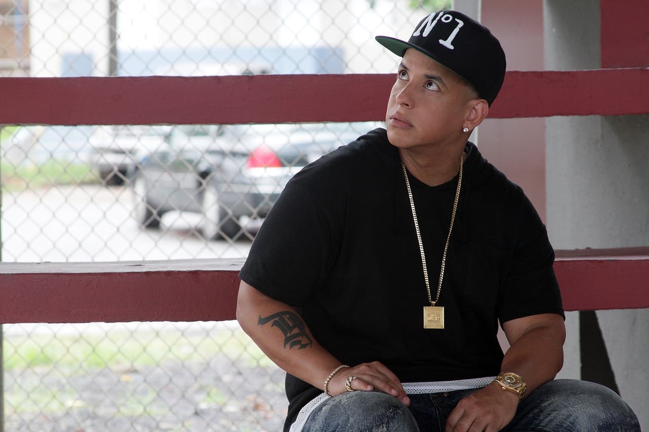 Sin lentes, pero con gorra y collares largos, muy caracterìsticos en él.