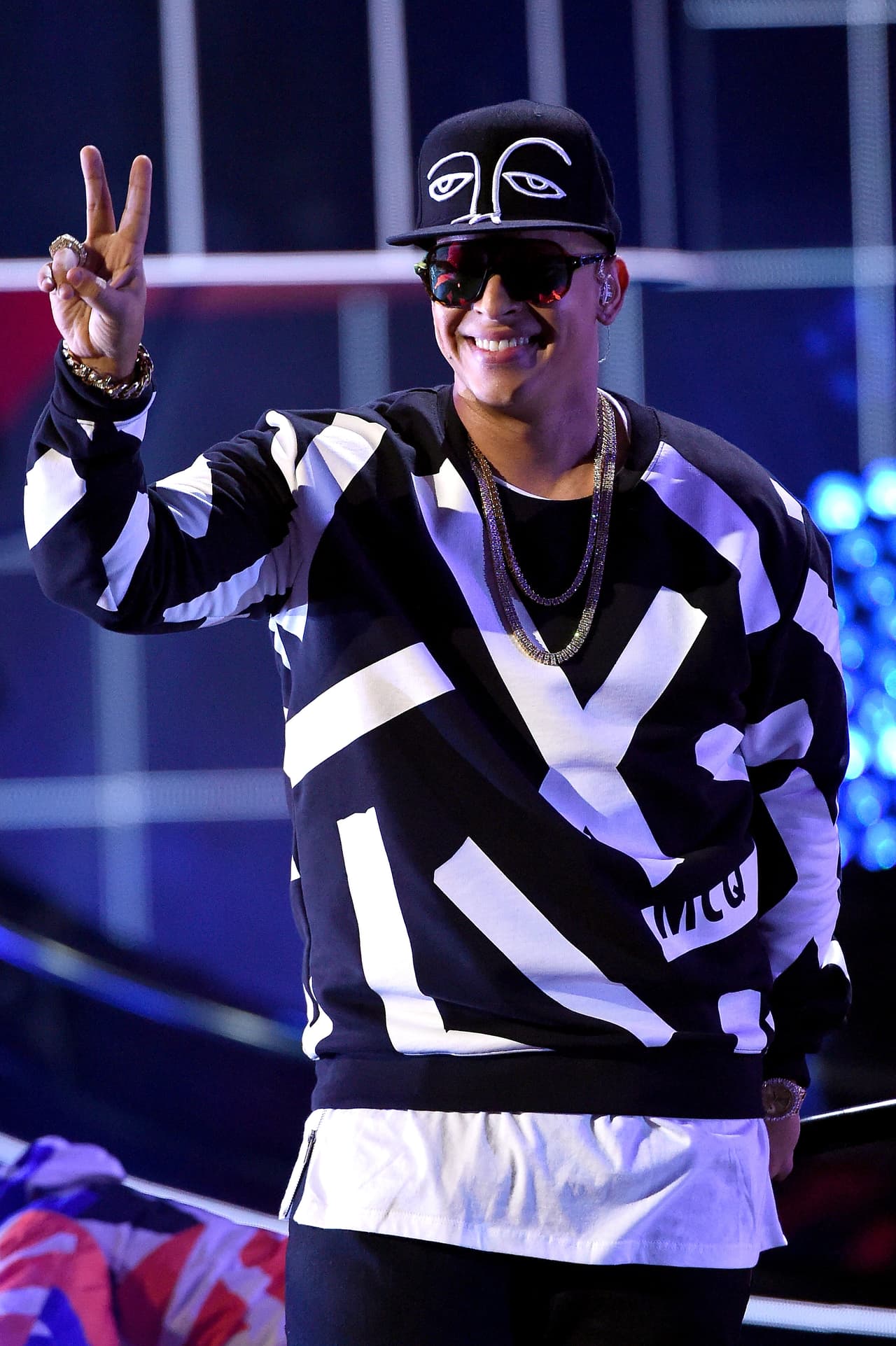 Con lentes, sudaderas amplias y camisas grandes ¡se ve súper bien!