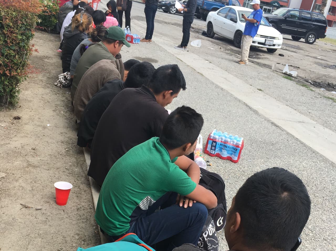 Unos 50 inmigrantes llegaron este viernes a San Bernardino, California, donde fueron liberados en una estación de autobuses por las autoridades migratorias.