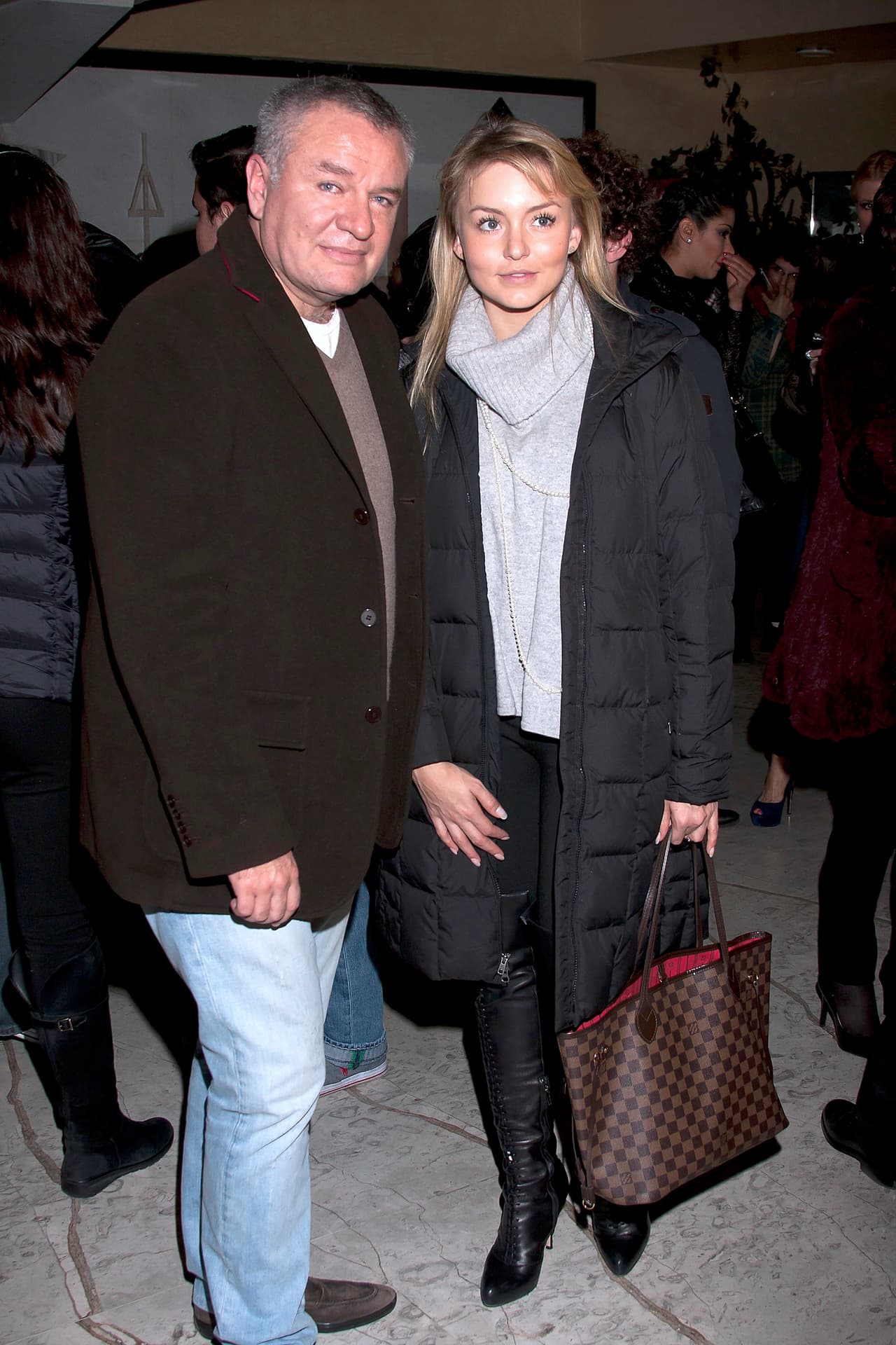 José Alberto Castro tiene 54 años y
<b><a href="https://www.univision.com/entretenimiento/chismes/padres-de-angelique-boyer-acusan-a-jose-alberto-castro-de-poner-en-riesgo-a-su-hija" target="_blank">es 23 años mayor que Angelique Boyer</a></b>, un factor que fue determinante en el fin de la relación.