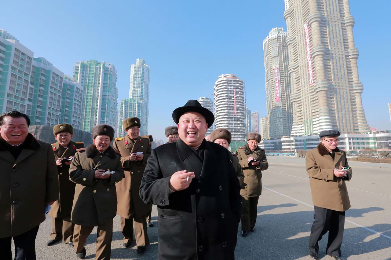 Nuevos apartamentos. Kim Jong-Un inspecciona sonriente la construcción de apartamentos en la calle Ryomyong, en Pyongyang. 26 de enero de 2017.