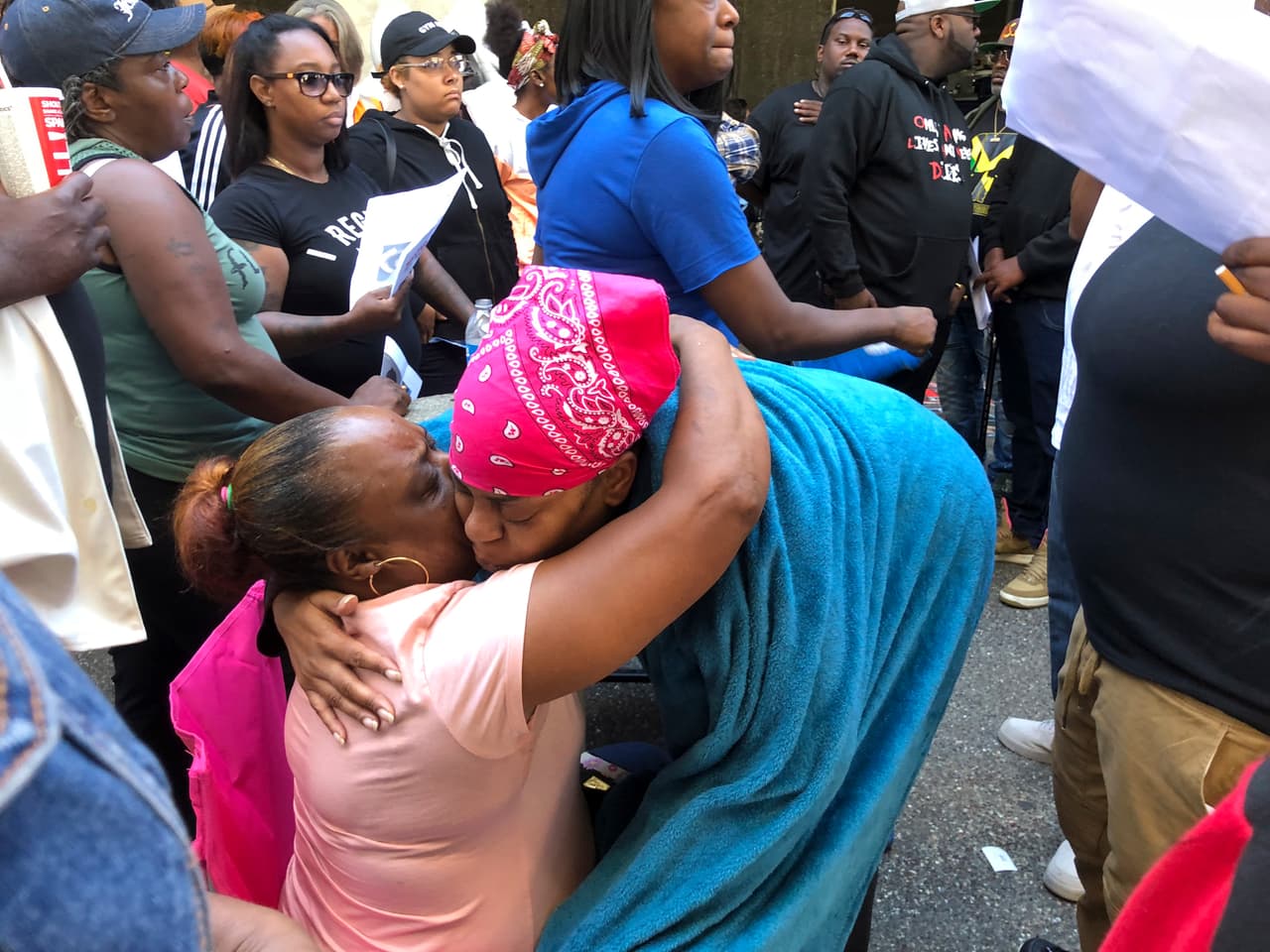 La extrema violencia en el apuñalamiento de dos hermanas en el metro indigna al Área de la Bahía