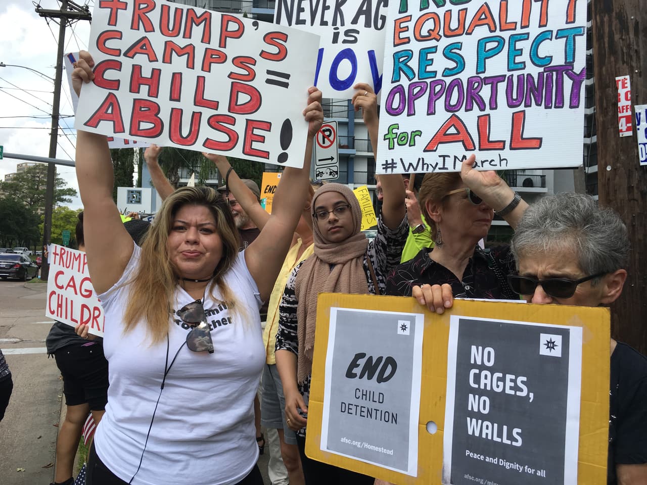 <b>"Los campos de Trump=abuso de niños",</b> se lee en la pancarta que sostiene una mujer hispana en Houston. Otra mujer explica por qué decidió marchar. Y en su respuesta explica que todos deben tener las mismas oportunidades.