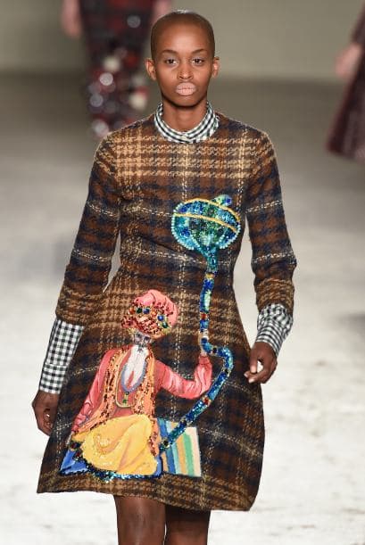 Un vestidito ‘gingham’, unas buenas sandalias gladiadoras y un bolso básico es todo lo que necesitas para lucir ‘chic’.