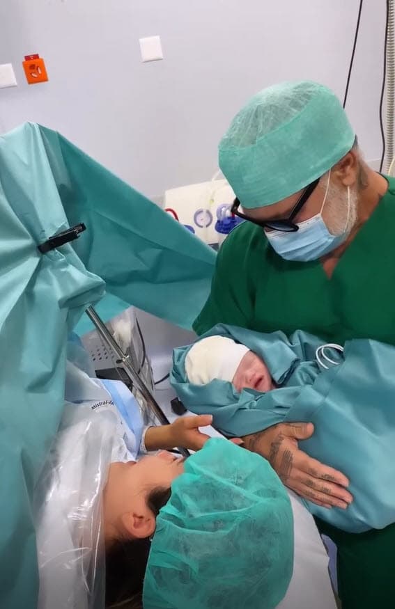 Desde entonces la pareja ha mostrado el crecimiento de Blu, primero desde el vientre hasta ahora, que la niña de dos años ya camina y 
<b><a href="https://www.univision.com/famosos/no-tiene-ni-2-anos-pero-la-hija-de-gianluca-vacchi-ya-baila-con-flow-y-desata-ternura-video">comienza a bailar como su padre</a></b>. 
<br>
