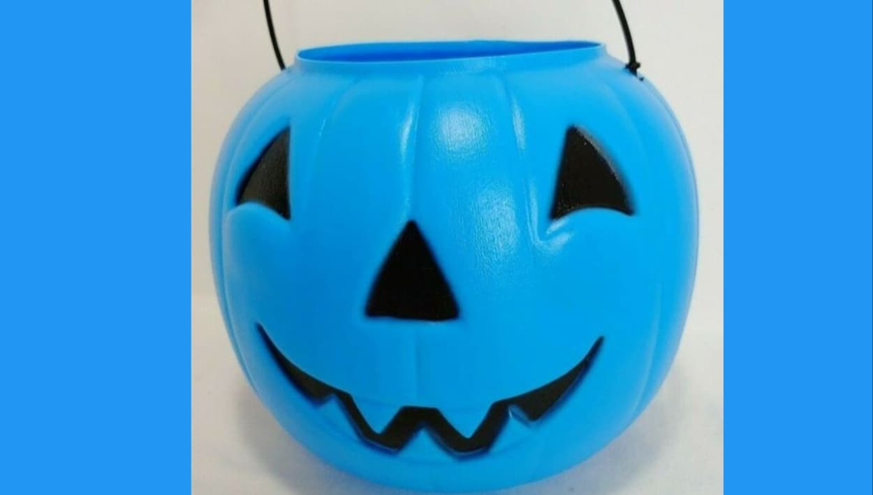 Para las familias que regalarán dulces, si ven a un niño con una calabaza o cubeta de color azul o verde, significa que ese niño es alérgico a alguno de los ingredientes de los dulces, por lo que sería mejor si le obsequía algo más para evitar poner en riesgo su salud.