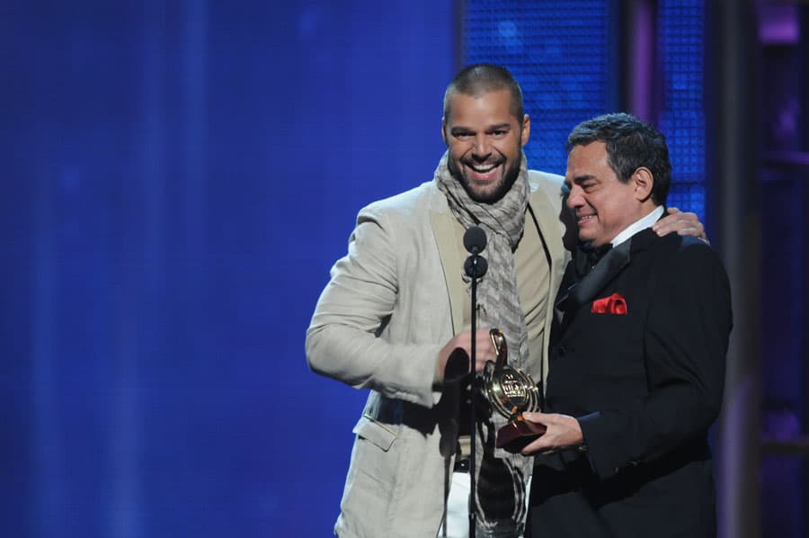 En 2008, José José le entregó el premio al Álbum del año en la categoría Pop.