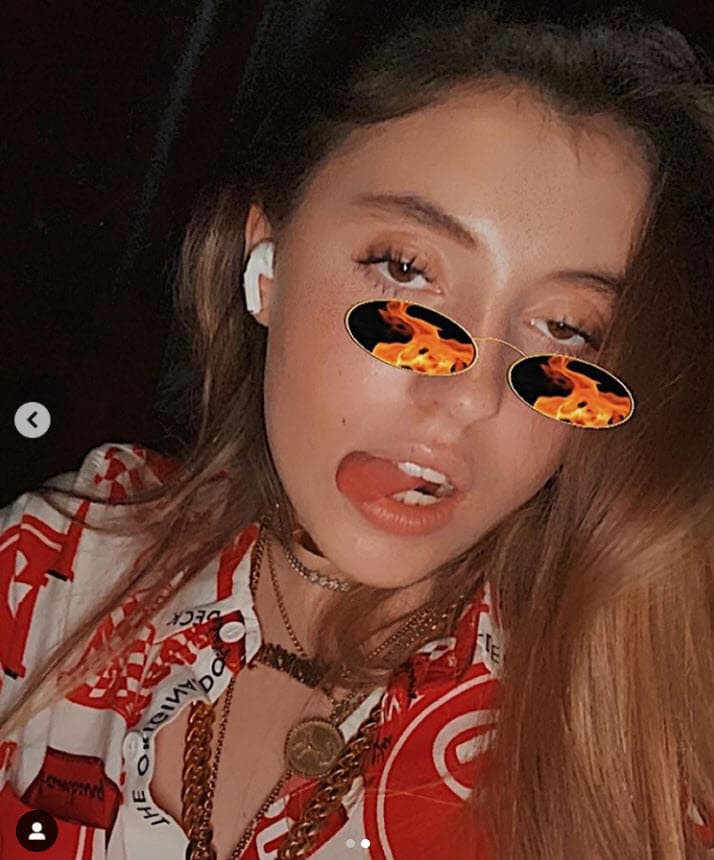 Al mismo tiempo que Regina Castro hablaba con sus fans como pocas veces lo había hecho, sus hermanas le dedicaron cariñosos mensajes de despedida a través de Instagram. 
<br>