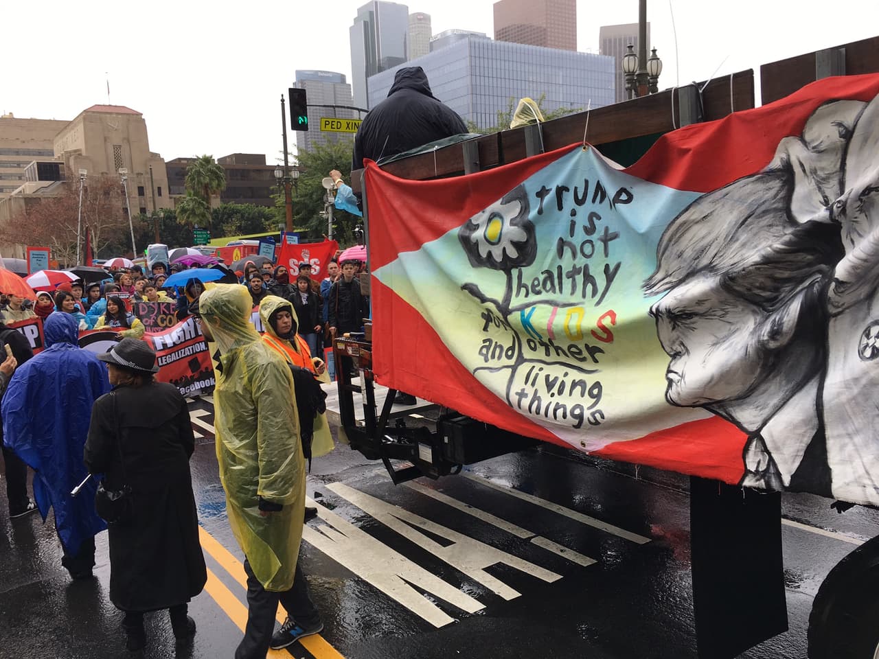 Los Ángeles se unió a varias manifestaciones en todo el país contra el inicio del mandato de Trump.