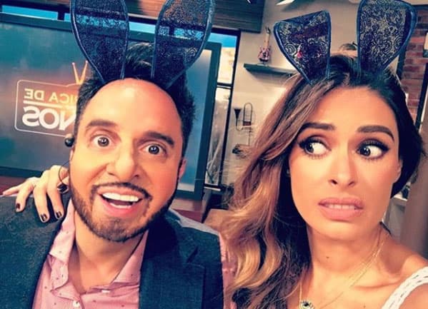 A veces posa con sus amigos y compañeros de trabajo, como en esta imagen donde la vemos con Reynaldo Rossano, quien se ve gracioso al lucir como conejito.