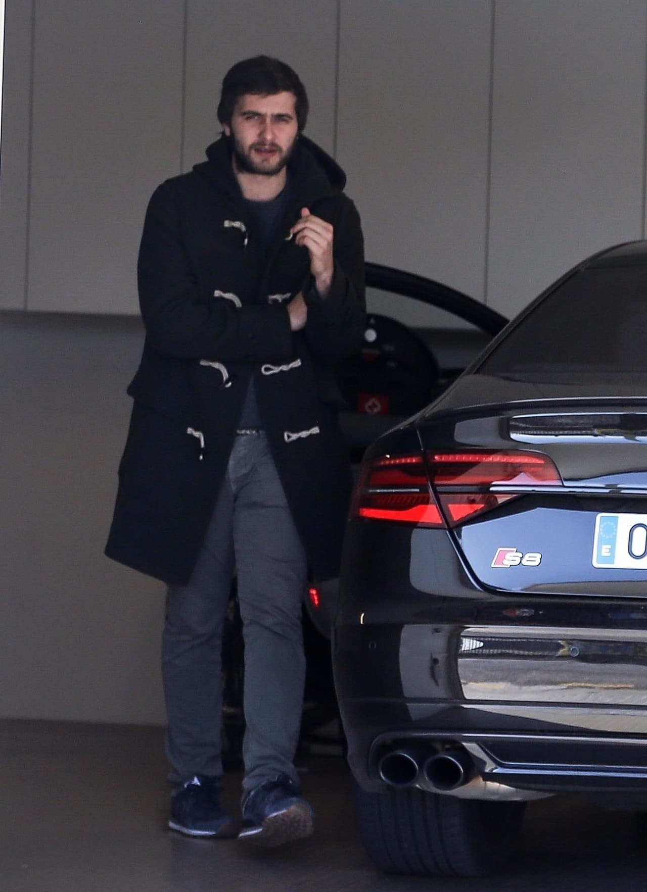 Marc, hermano de Piqué, llegó hasta la residencia de sus famosos parientes para echarles una mano.