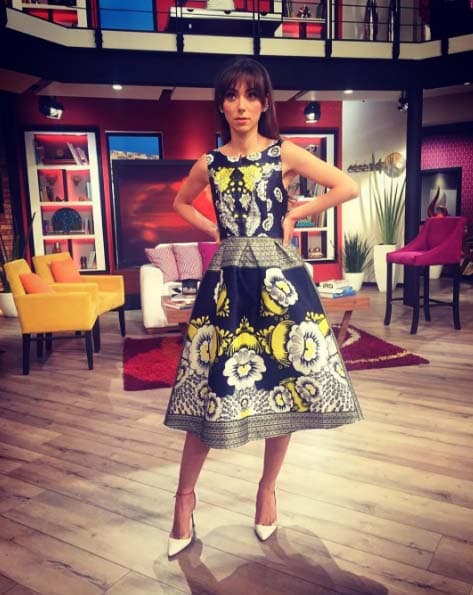 Natalia optó por un vestido ampón y luce muy elegante.