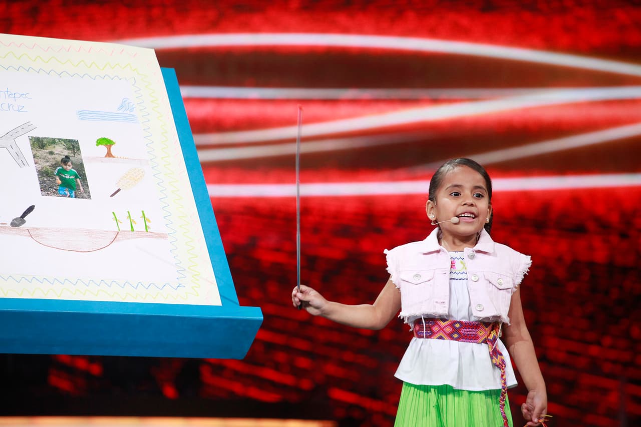 La niña contó que llegó a Pequeños Gigantes directamente de Chicontepec, Veracruz. Habló de que su casa está en Cuatro Caminos y que para llegar ahí debe pasar por, literal, cuatro caminos.