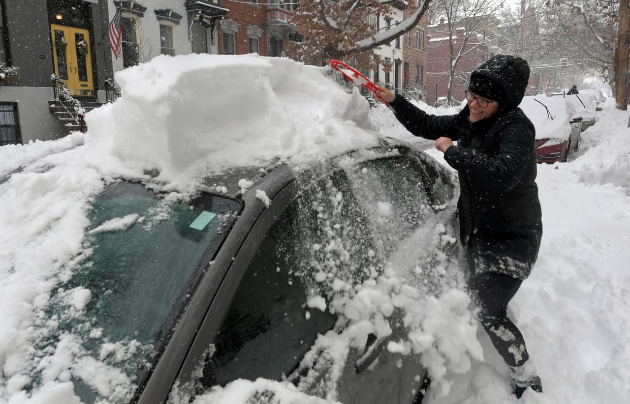 Para el lunes por la tarde, la tormenta había dejado caer 27 pulgadas de nieve en Delanson, Nueva York, a 25 millas al noroeste de Albany, el total de nieve más alto en el noreste hasta ahora.