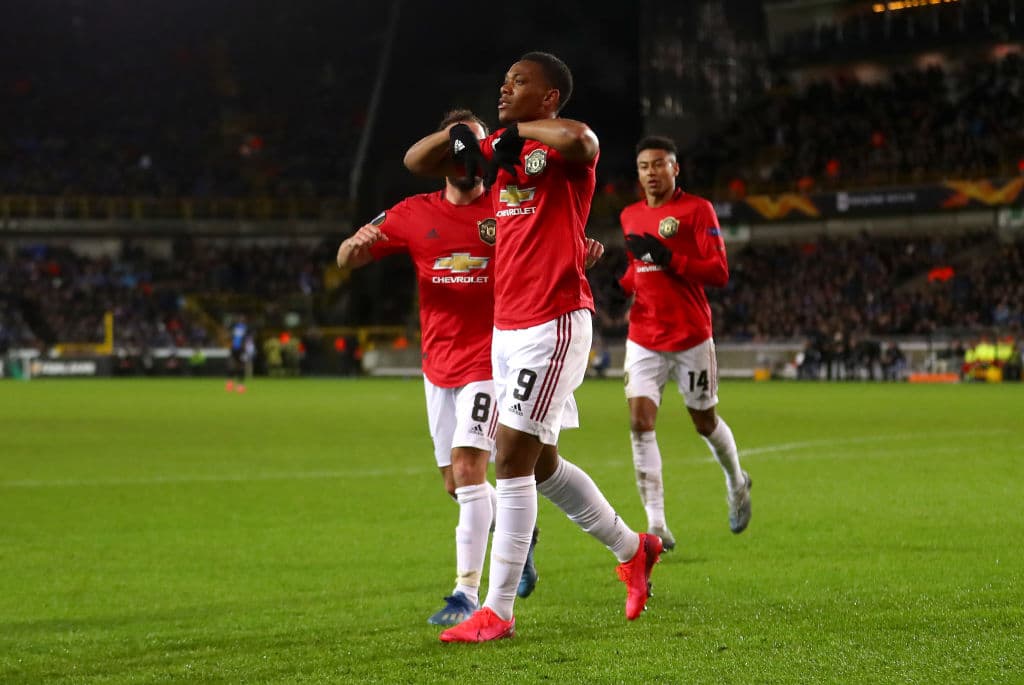 ¡Goles son amores! Martial festeja el tanto con sus compañeros y lo dedica a la afición del United que hizo el viaje.