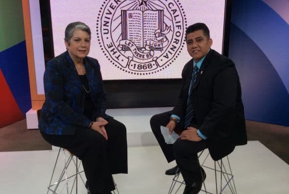 Janet Napolitano junto a Julio Cesar Ortiz, de Noticias 34.