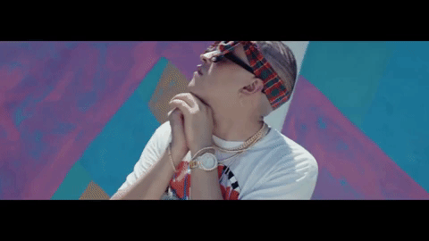 Así es como lució Bad Bunny durante la filmacion del vídeo del single 'Sensualidad', al lado de Prince Royce y J Balvin.