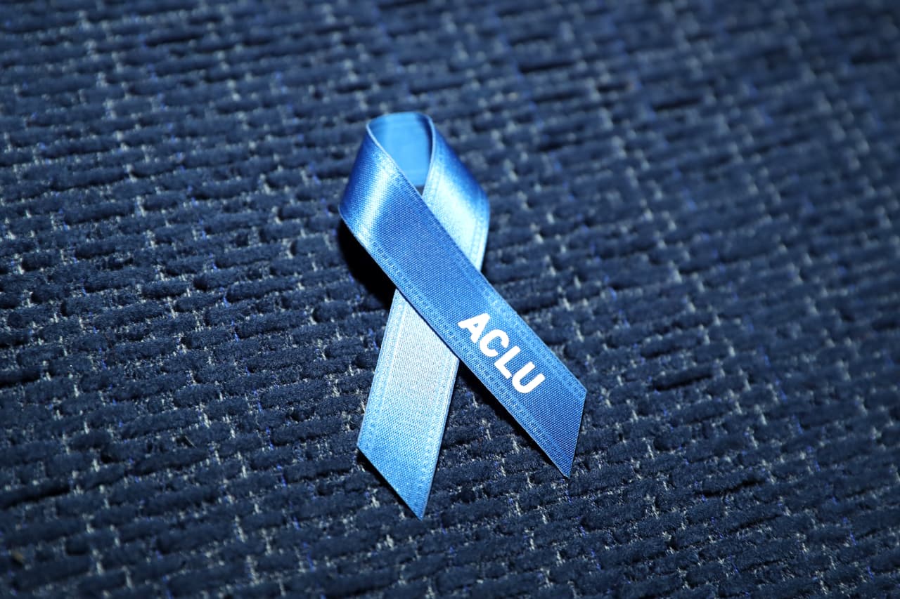 Actores, presentadores e invitados lucieron un listón azul a su paso por la alfombra roja de los Premios Oscar 2017 como una forma de demostrar su apoyo a la asociación por los derechos civiles ACLU: