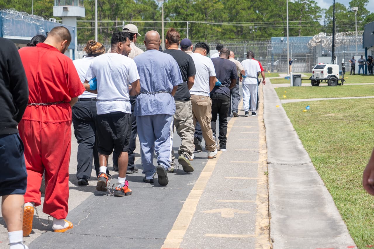 De acuerdo con las autoridades de Florida, los primeros 117 detenidos llegaron este martes, coincidiendo con la orden de una corte de apelaciones que 
<a href="https://www.univision.com/local/miami-wltv/alligator-alcatraz-caimanes-oncena-corte-apelaciones-florida" target="_blank">permite que Alcatraz de los Camines, la cárcel de migrantes en medio de los Everglades, continúe abierta</a>.