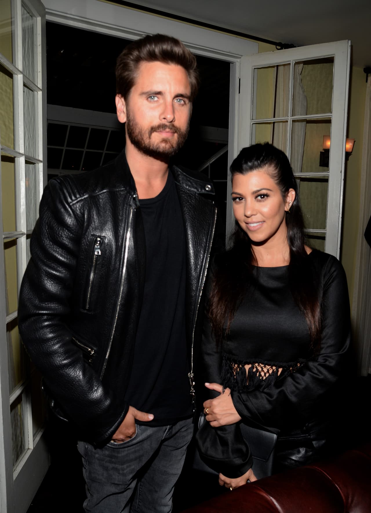 En 2006, Kourtney se hizo novia de Scott Disick, quien nació en Long Island, Nueva York. De acuerdo con la revista Quién, ellos se conoceron en 2006 y desde el principio la familia Kardashian no veía con buenos ojos a Scott.