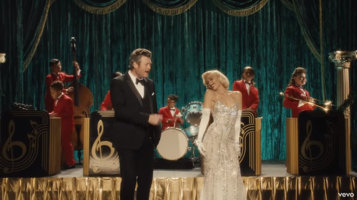 Los cantantes interpretan a dueto el tema mientras lucen vestidos de gala.