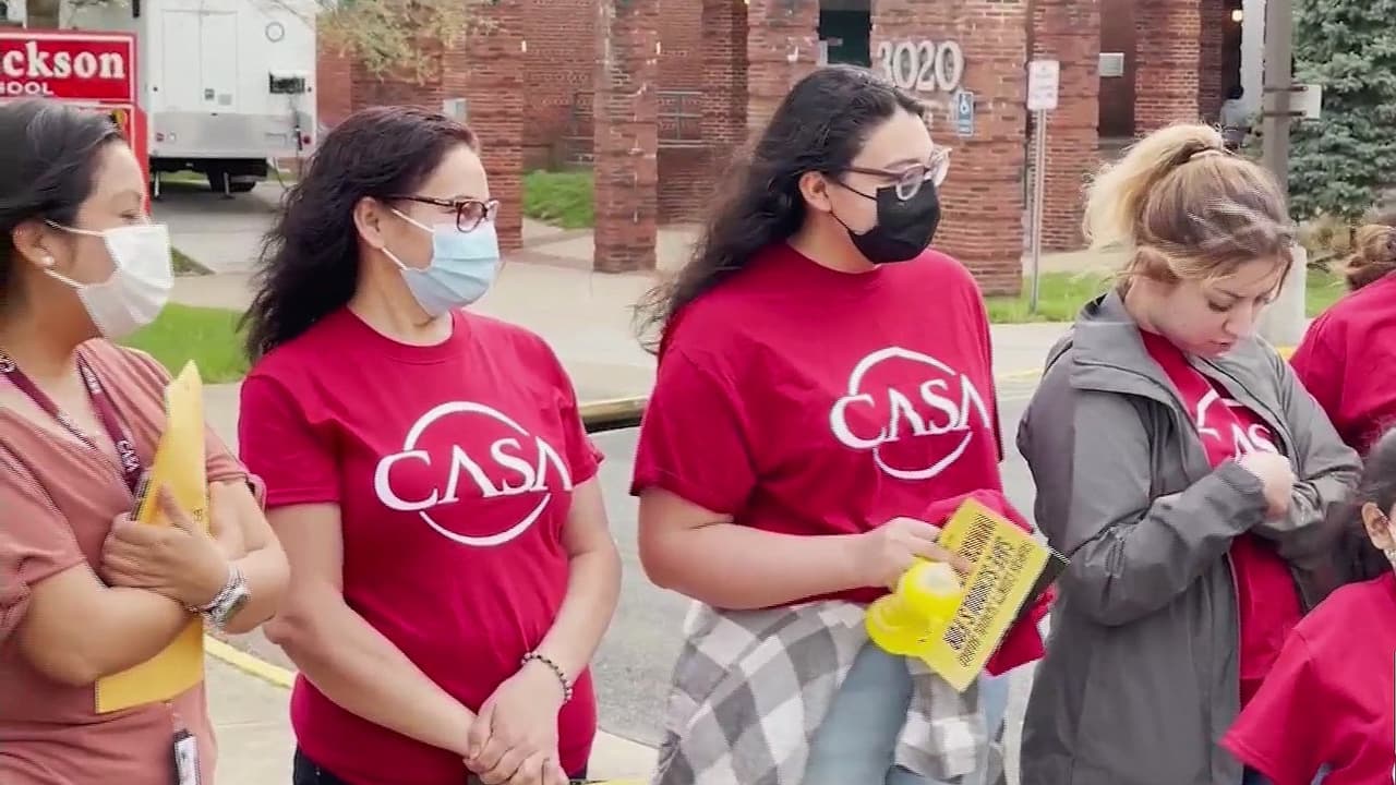 Padres y estudiantes de Fairfax exigen no compartir información de escuelas con ICE