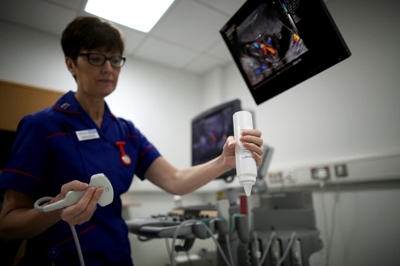 Para lograr un diagnóstico certero, se debe hacer un procedimiento llamado 
<a href="https://medlineplus.gov/spanish/ency/esp_presentations/100131_1.htm">laparoscopia</a>. Es posible que el médico también realice un examen pélvico y pruebas de imágenes.