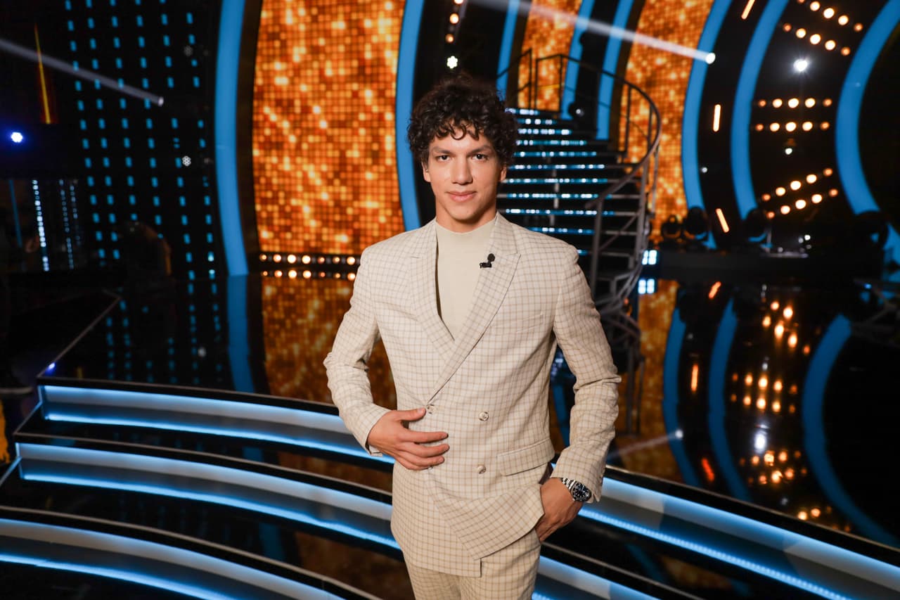 <b>Isaac Hernández</b>, el más joven de los jueces, se presentó a la nueva gala de Mira Quién Baila 2022 con un traje color beige con un suéter a juego. Su único accesorio fue un reloj plateado en su muñeca izquierda.
<br>