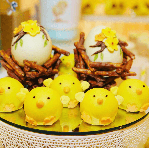 La decoración del evento fue de pollitos.