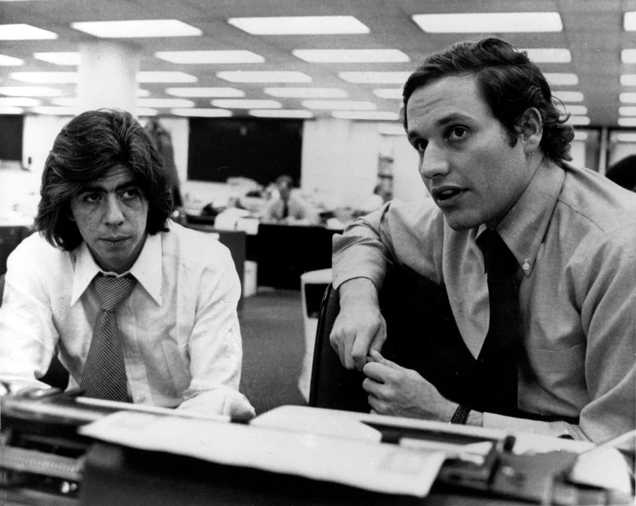 Lo que inicialmente se trató como un asunto de delincuencia local, fue investigado por meses por los periodistas Bob Woodward y Carl Bernstein, del Washington Post, quienes descubrieron la conspiración alrededor del robo en Watergate.
<br>