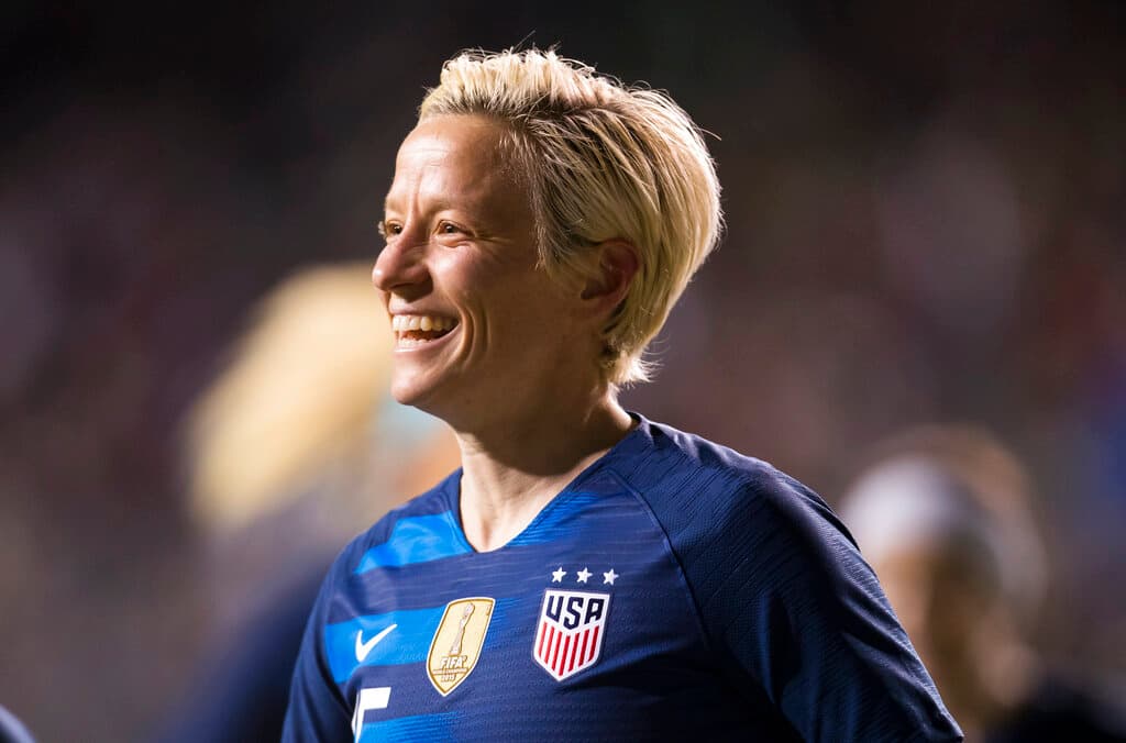 <b>Megan Rapinoe</b>
<br>Futbolista dos veces campeona de la Copa del Mundo y medallista de oro olímpica con la Selección Nacional Femenil de Estados Unidos. Ha sido nombrada Jugadora Femenina del Año por la FIFA. Además, ha sido una abierta defensora de los derechos LGBTQ, los derechos de las mujeres y la justicia racial. Nació y creció en Redding, California.