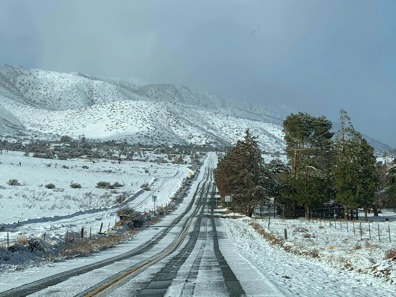Así amaneció la carretera que cruza el Valle Antelope. Se estiman que durante este primer sistema que cayó en el centro y sur de California se registró una media pulgada de agua y hasta 4 pulgadas de nieve en sectores en los 2 mil pies de altura.