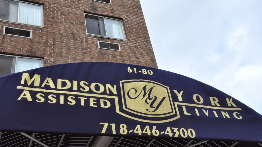 Anciano de 76 años herido por una bala perdida mientras dormía en su habitación en Queens