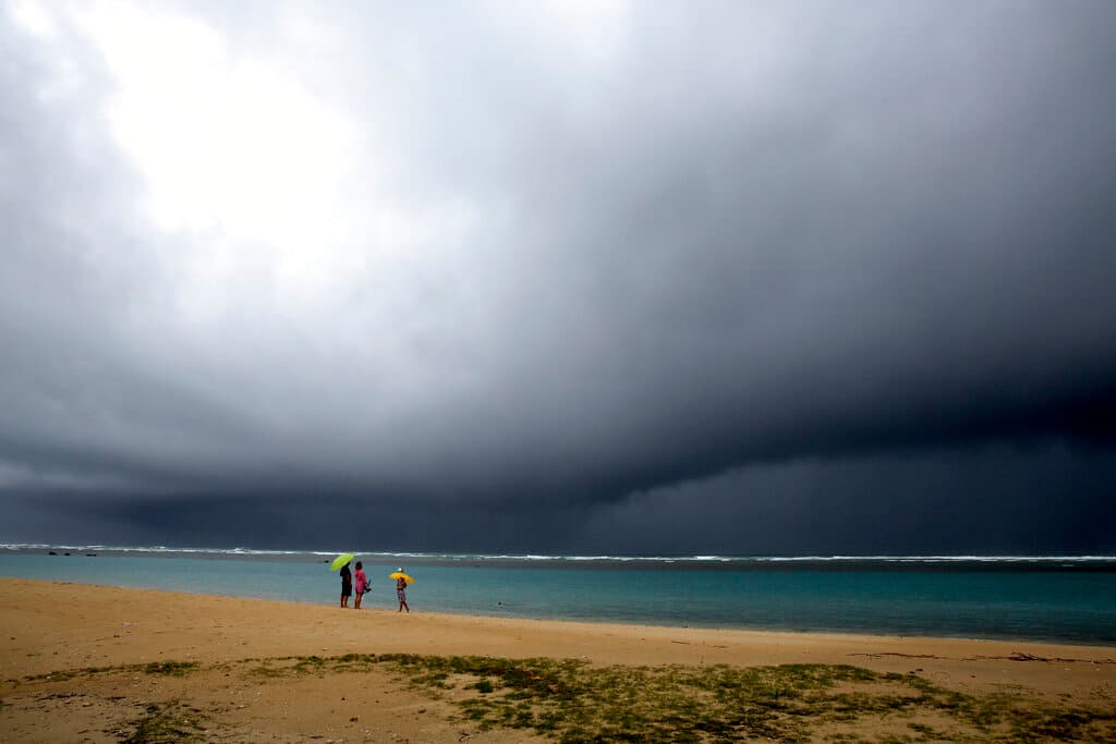 La declaración de la emergencia permite el
<b>uso de fondos "para apoyar los esfuerzos del estado</b> y del condado para proporcionar un alivio rápido... a los daños y las pérdidas causadas por las inundaciones y otros efectos de las fuertes lluvias", explicó el gobernador Ige en Twitter.