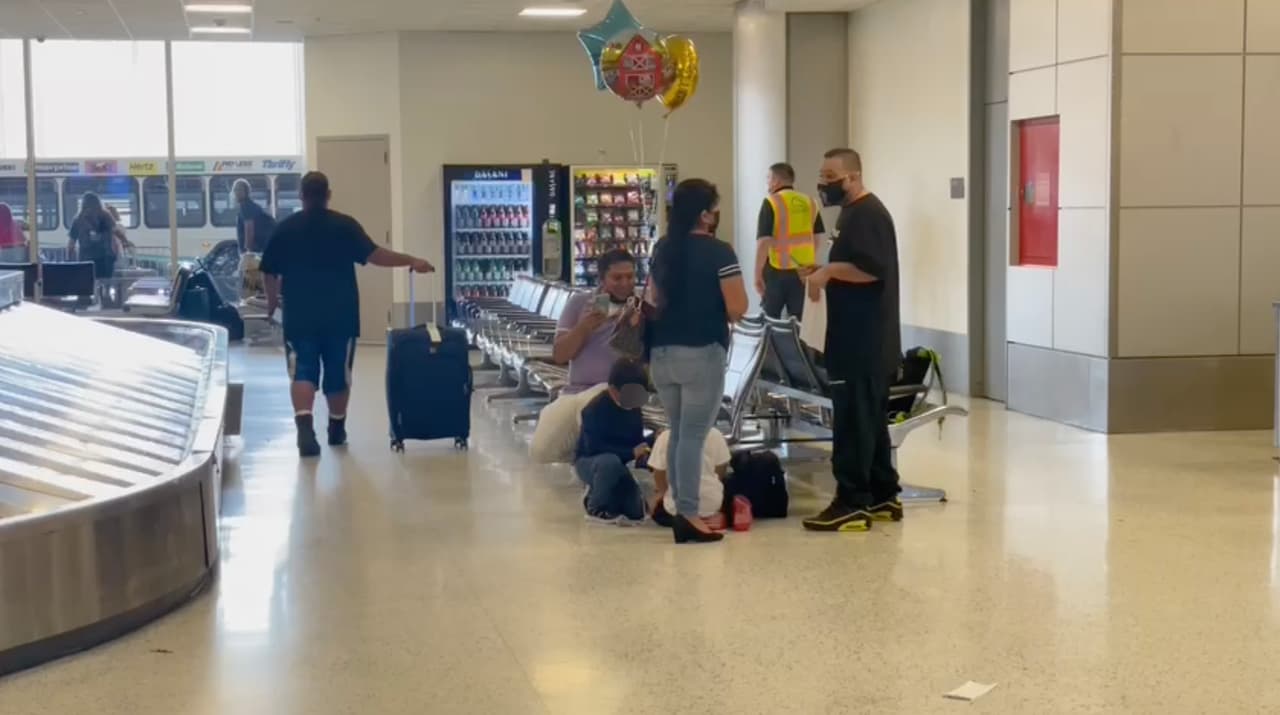 <b><a href="https://www.univision.com/local/houston-kxln/le-ore-a-dios-las-historias-de-ninos-inmigrantes-que-reciben-refugio-temporal-en-houston-video">Josué, de 7 años,</a></b> viajó solo desde Guatemala y fue recibido por sus tíos en la ciudad de Houston.