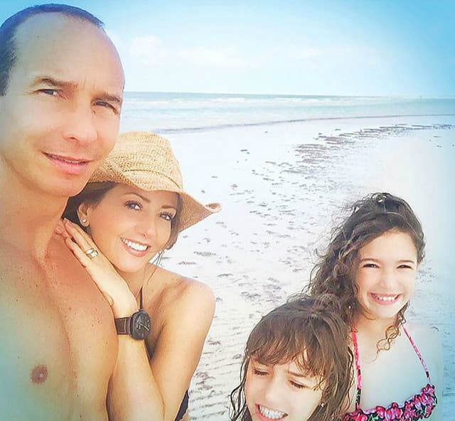 Les encanta capturar los momentos más felices de su vida.