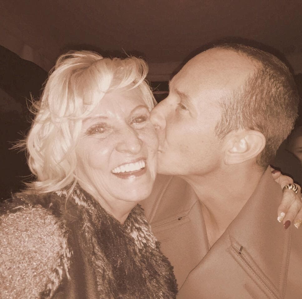 Ella es la orgullosa madre de Erik, quien siempre lo impulsó para seguir sus sueños.