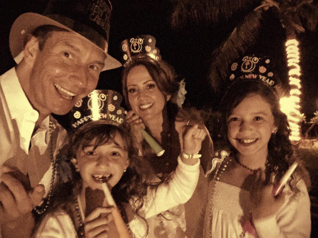 Erik es un papá súper consentidor.