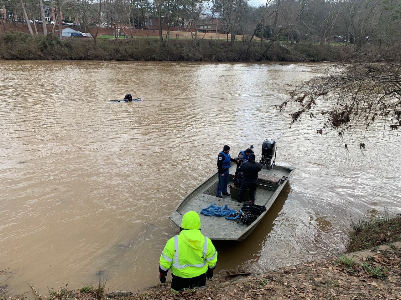 El equipo de Búsqueda y Recuperación Submarina del Departamento de la Policía del condado Cobb respondió a una llamada de emergencia.