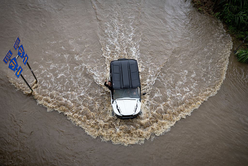 Las lluvias asociadas al paso cercano del huracán Erin por Puerto Rico se extenderían hasta el lunes en la mañana. No obstante, hasta el momento, 
<b><a href="https://www.univision.com/local/puerto-rico-wlii/hay-trabajo-y-clases-en-las-escuelas-publicas-de-puerto-rico-tras-el-paso-cercano-del-huracan-erin" target="_blank">se mantienen en pie las clases en el sistema público de enseñanza, así como la jornada de los trabajadores públicos. </a></b>