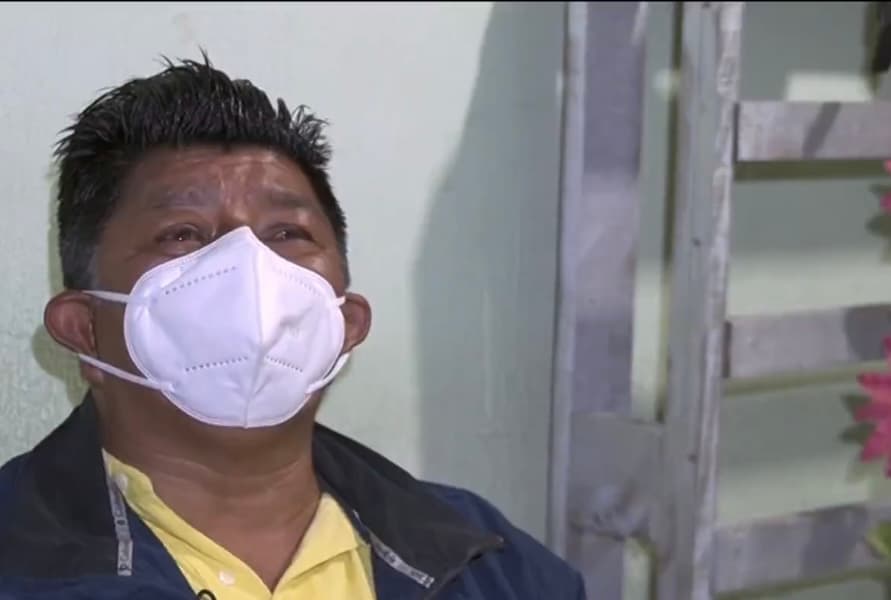 Su abuelo, Sergio Tecún, se muestra preocupado de que, en un futuro, su nieto no quiera salir de casa. “Ahorita sale porque no tiene mucha noción, 
<b>pero después va a ser difícil”</b>, afirma. 
<br>