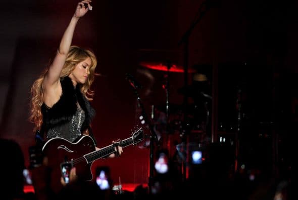 Fresca, hermosa y muy feliz de volver a compartir en vivo y directo con su público, la colombiana se dejó fotografiar por los asistentes en una suerte de cacería del mejor ángulo celular. Aquí te compartimos algunas estampas de la presentación durante 'Target Presents iHeartRadio Album Release Party with Shakira', anoche en Burbank.